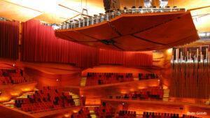 Sala de conciertos con dosel acústico y cortinas