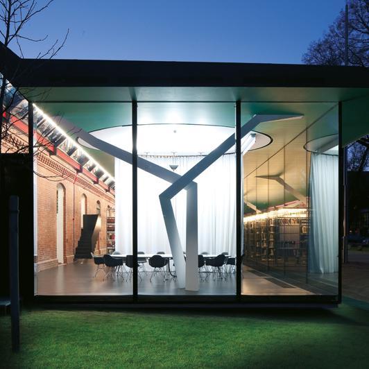 Außenansicht der Fassade einer modernen Bibliothek mit offener Architektur