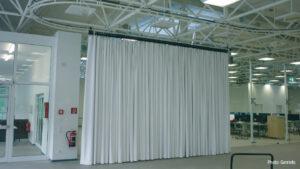 Schallschutzvorhang an geschwungener Schiene vor Arbeitsplätzen