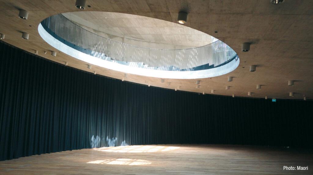 ABSORBER CS und TRUMPF 95-Schienen von Gerriets, Kulturzentrum für Europäische Weltraumtechnologie Vitanje Auditorium mit Galerie und umlaufenden Schallschutzvorhängen