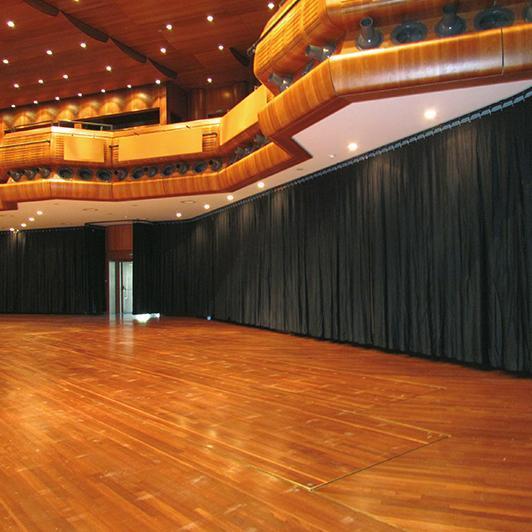 Centro de congresos como sala polivalente con aislamiento acústico