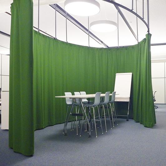 îlot de réunion flexible avec rideau sonore vert