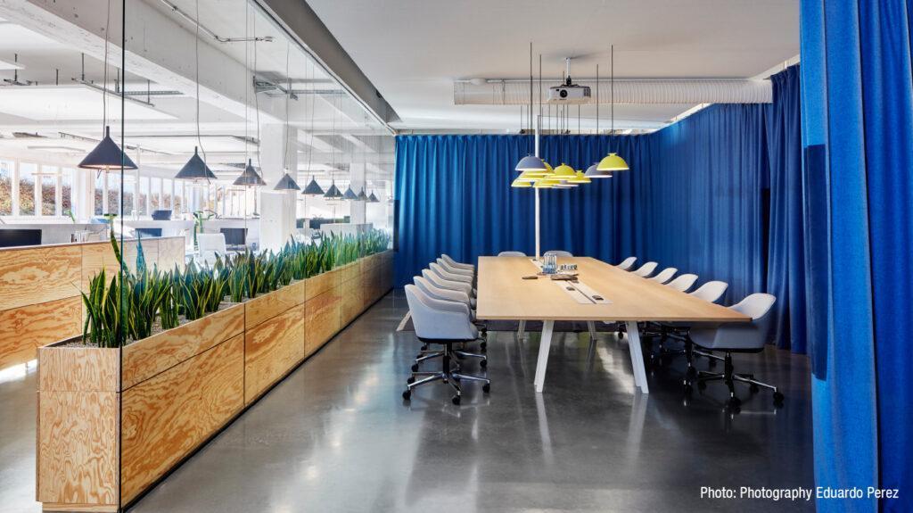Sala de reuniones acústicamente optimizada en una oficina diáfana