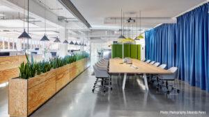 flexibler Sitzungsraum im Großraumbüro dank Schallschutzvorhang