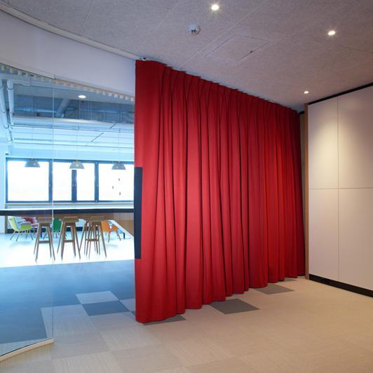 Cortina acústica roja para separar las salas de reuniones