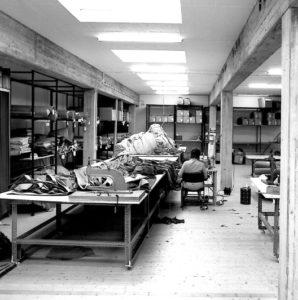 Innenansicht Näherei für konfektionierte Bühnenvorhänge, 1957-1959