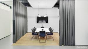 Meeting room with acoustically effective curtain