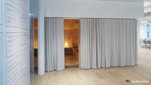 Ruhezone "Napping Zone" aus Holz mit Akustikvorhang