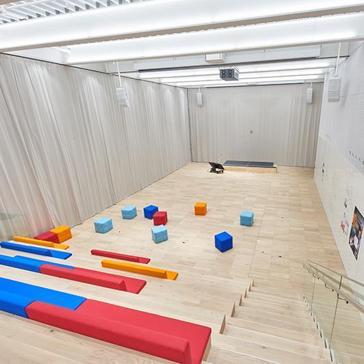 Auditorium with variable acoustic curtain and colourful seats