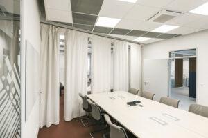 Besprechungsraum und Akustikvorhang mit Sichtfenster WINDOW