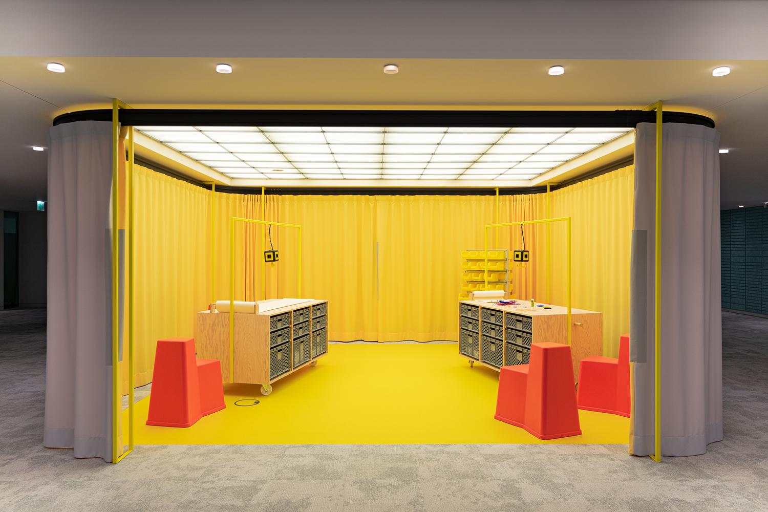 Taller creativo amarillo, sala dentro de una sala con cortinas acústicas