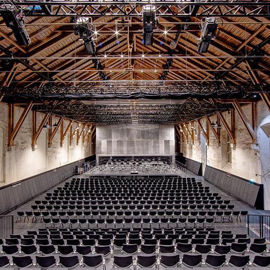 Tissu acoustique Absorbeur de son dans un bâtiment multi-usages d'un ancien manège d'équitation