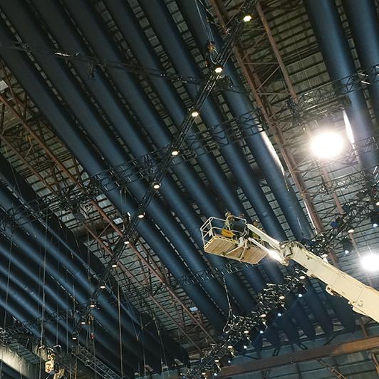 Hall ceiling with sound absorbers and risers