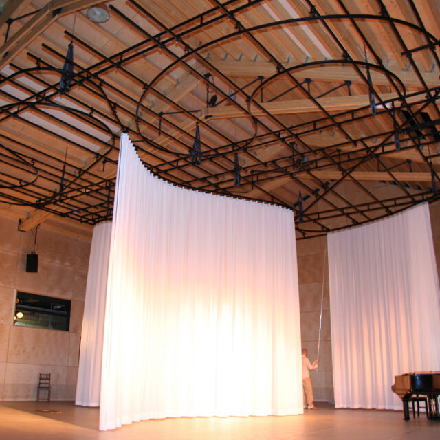 Sistema de carriles curvos con cortinas acústicas para escenario y oficina
