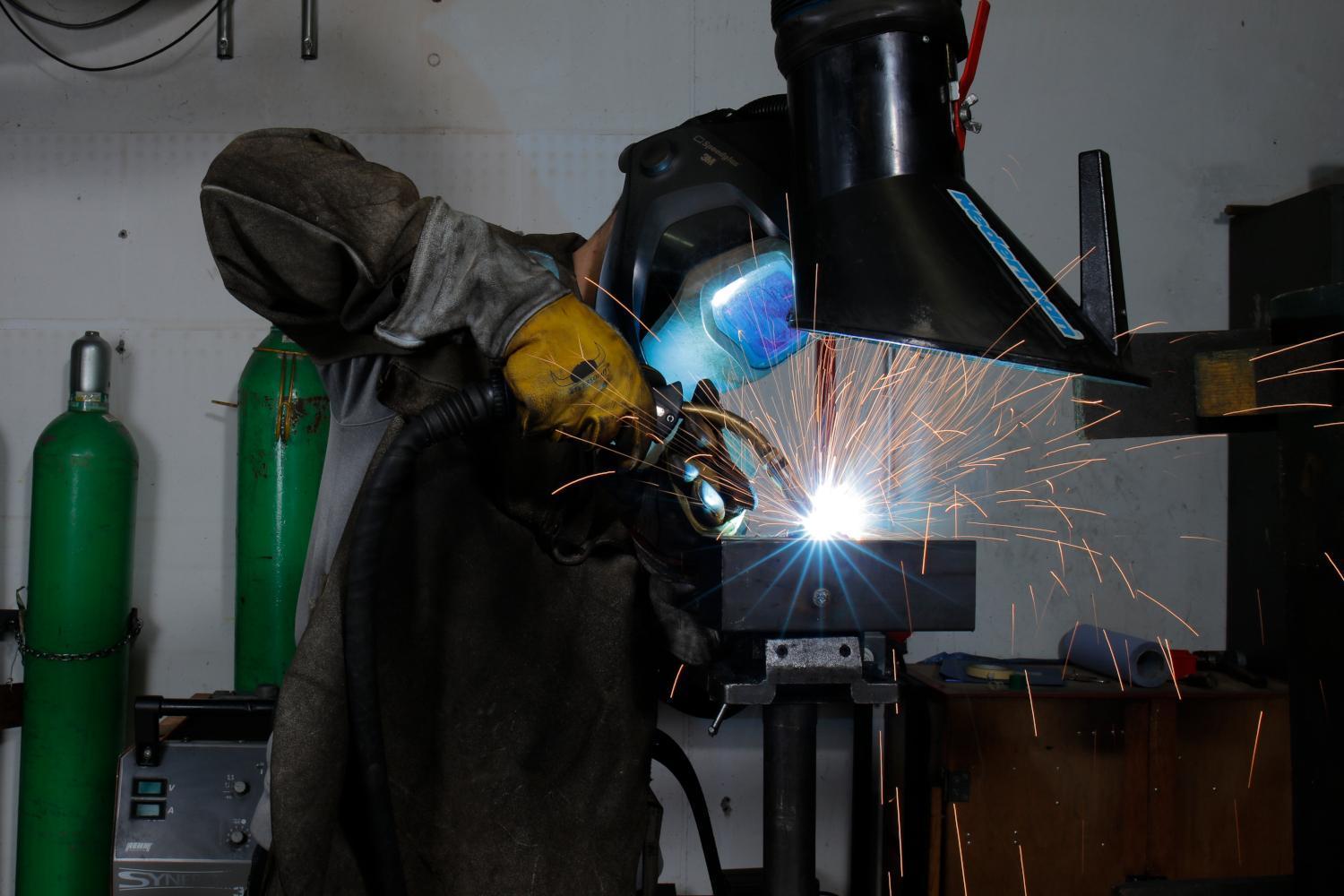 Projection d'étincelles lors de travaux sur une machine à souder dans un atelier