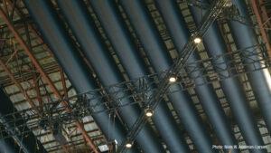 Montage d'absorbeurs de son dans le toit du hall