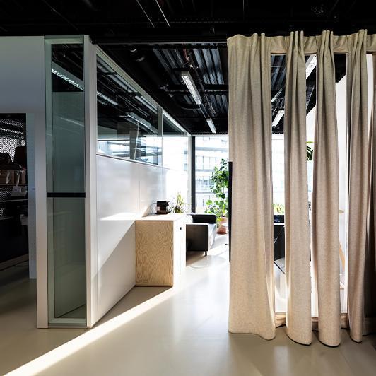 Pomieszczenie biurowe i kurtyna dźwiękoszczelna z efektywnymi akustycznie oknami widokowymi