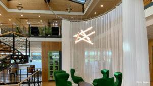 visuelle Akzente durch Vorhang- und Schienensysteme in moderner Architektur