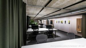 Schallvorhänge an Schienensystemen für Zonierung von Arbeitsplätzen