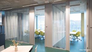 leichte Vorhänge als optische Akzente im Büro