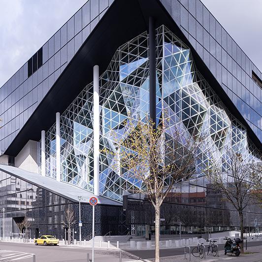 Vue extérieure du nouveau bâtiment d'Axel Springer SE à Berlin, cube avec façade vitrée futuriste