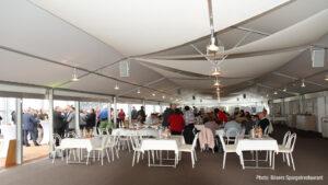 Eventlocation mit akustisch wirksamen Deckensegeln
