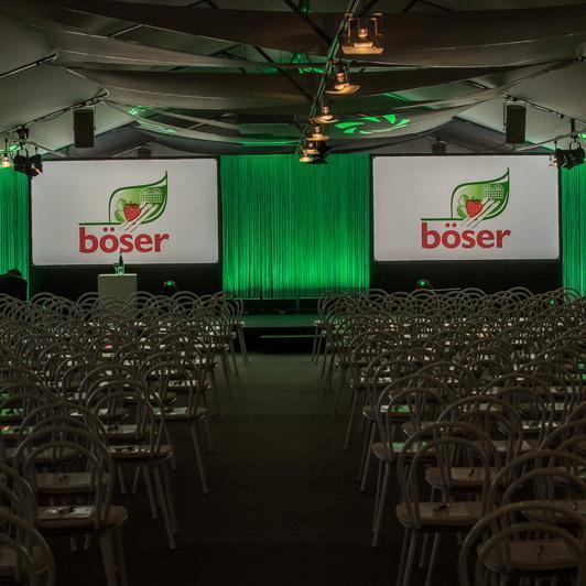 Sala de actos acústicamente optimizada con filas de asientos y escenario