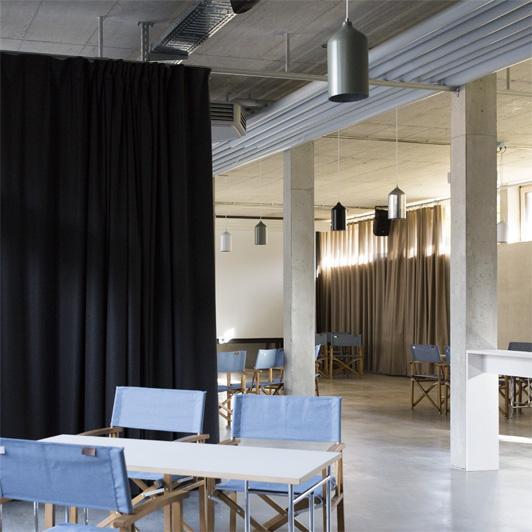 Soundproof curtain as a flexible room divider for meeting islands