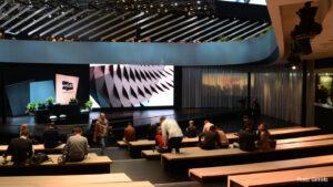Sala acústicamente optimizada con filas de asientos y vistas al escenario