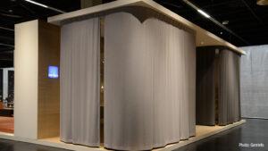 Messestand mit Schallschutzvorhang und durchsichtigem Plexiglaseinsatz