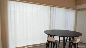 Lichtschutzvorhänge für Besprechungstisch an Fensterfront