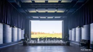 Concert room with motorised screen and sound-absorbing materials