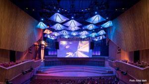 Sala de conciertos con elementos acústicos flexibles para mejorar los tiempos de reverberación