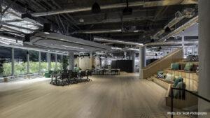 Bureau paysager avec salle de réunion séparée optiquement et acoustiquement