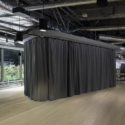 Flexible acoustic curtain for separating meeting rooms