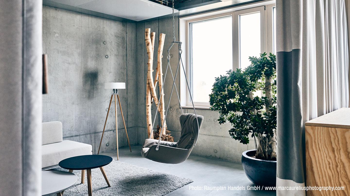 Acoustically optimised waiting area for a pleasant room climate