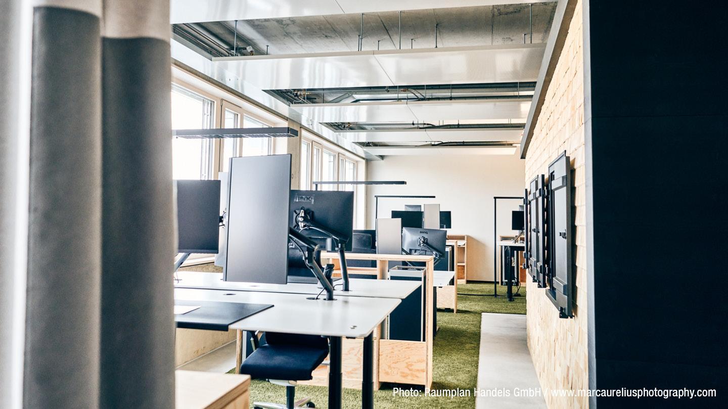bureau moderne en open space avec rideaux acoustiques gris