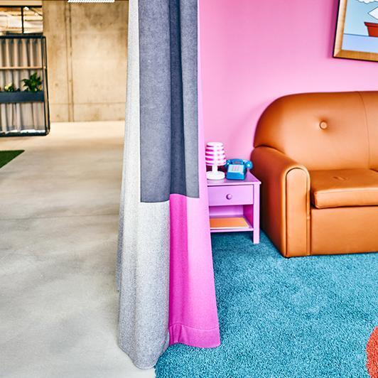 Büroraum und Ruhezone im Stil der Simpsons, mit Schallvorhang getrennt