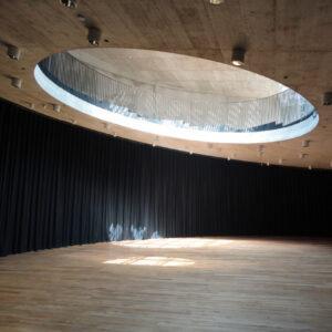 Auditorium mit Galerie und umlaufenden Schallschutzvorhängen